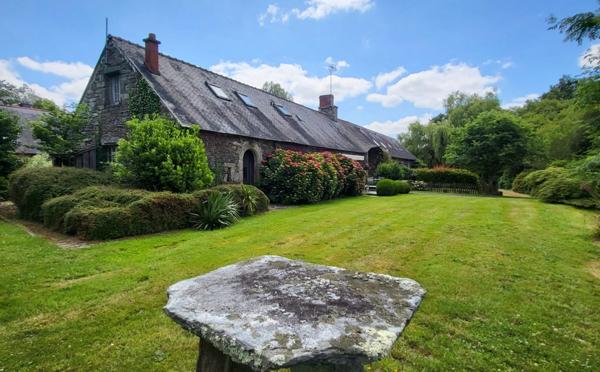 Propriété comprenant six maisons sur 4.3 htcs avec lacs