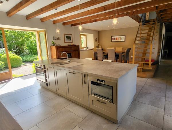 Propriété comprenant six maisons sur 4.3 htcs avec lacs