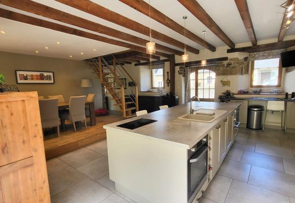 Propriété comprenant six maisons sur 4.3 htcs avec lacs