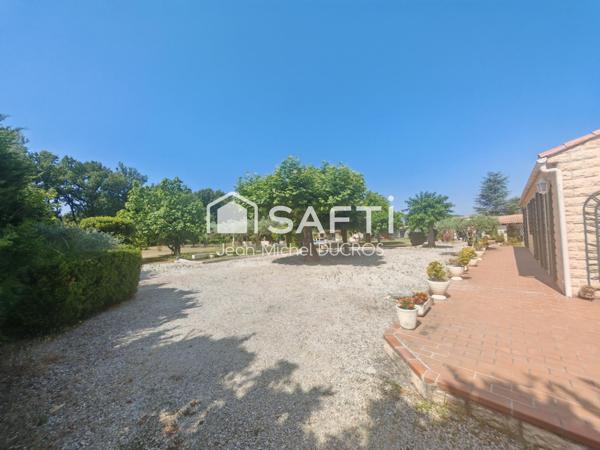 sur 4243m² de terrain grande maison avec piscine