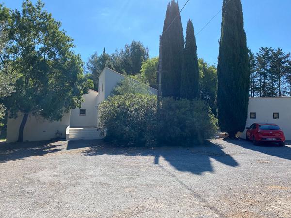 Villa à Poussan - Proche litorral - 5 hectares de terrain