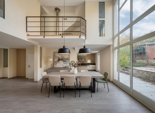 Maison rénovée avec piscine à proximité des commerces et de la gare.