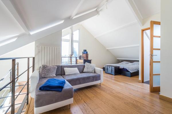 Maison rénovée avec piscine à proximité des commerces et de la gare.