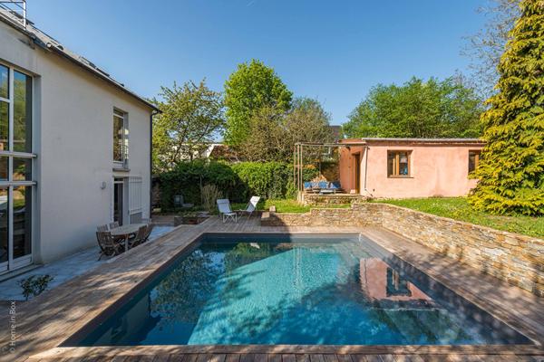 Maison rénovée avec piscine à proximité des commerces et de la gare.