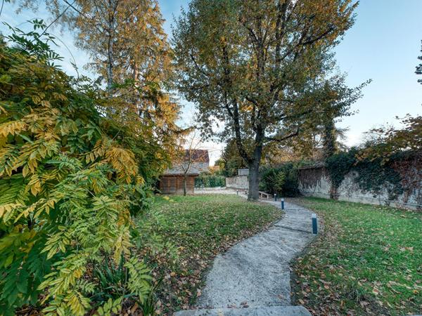 Maison rénovée avec piscine à proximité des commerces et de la gare.
