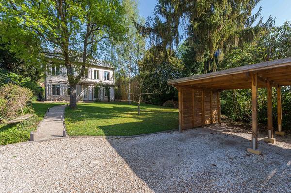 Maison rénovée avec piscine à proximité des commerces et de la gare.
