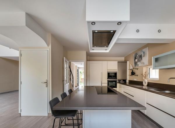 Maison rénovée avec piscine à proximité des commerces et de la gare.