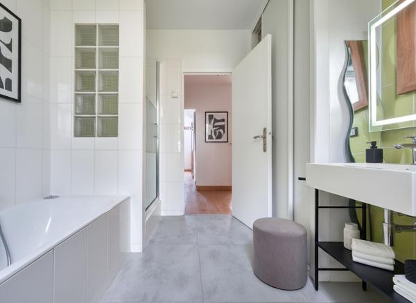 Maison rénovée avec piscine à proximité des commerces et de la gare.