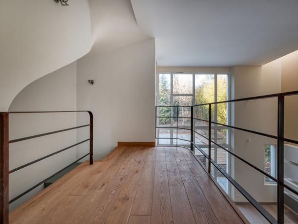 Maison rénovée avec piscine à proximité des commerces et de la gare.