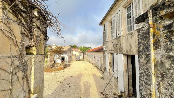 A VENDRE MAISON DE CARACTERE DE 350 M2 SUR 1950 M2 DE TERRAIN - SECTEUR BLAYE , Blaye A VENDRE MAISON DE CARACTERE DE 350 M2 SUR 1950 M2 DE TERRAIN - SECTEUR BLAYE , Blaye