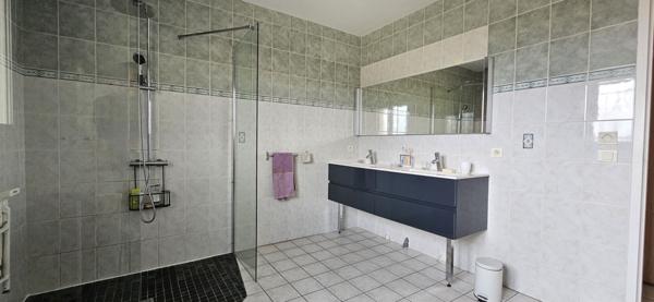 Vacquiers, villa T7 plus maison d'amis avec piscine