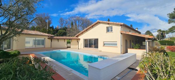 Vacquiers, villa T7 plus maison d'amis avec piscine