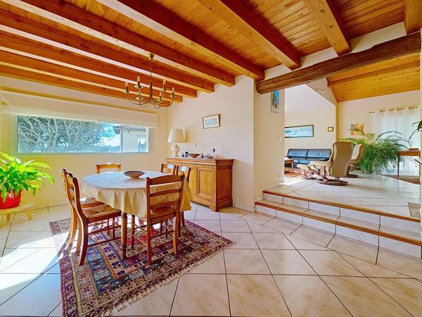 Vacquiers, villa T7 plus maison d'amis avec piscine