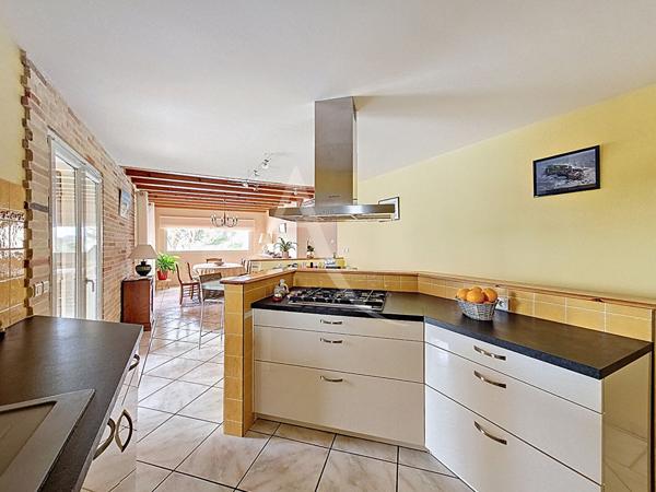 Vacquiers, villa T7 plus maison d'amis avec piscine