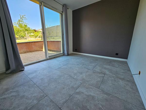 PETIT T2 26m² + TERRASSE + PARKING - MENUCOURT