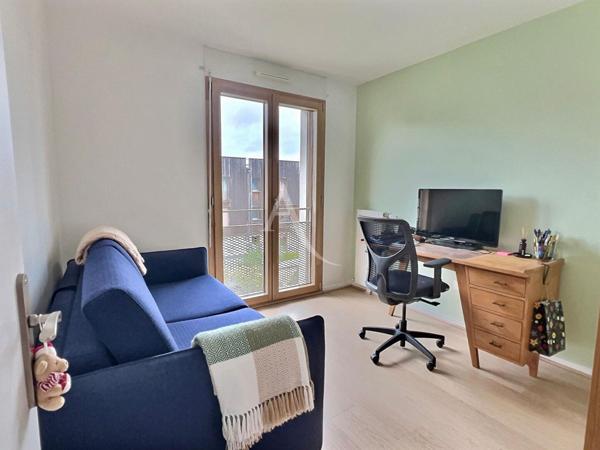 Dernier étage, lumineux 4 pièces avec loggia et double stationnement