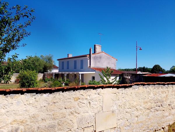 Maison rénovée de 3 chambres avec jardin, garage et atelier aux portes de Jonzac