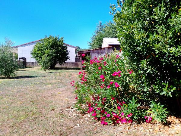 Maison rénovée de 3 chambres avec jardin, garage et atelier aux portes de Jonzac