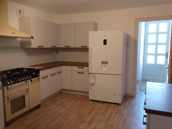 Maison rénovée de 3 chambres avec jardin, garage et atelier aux portes de Jonzac