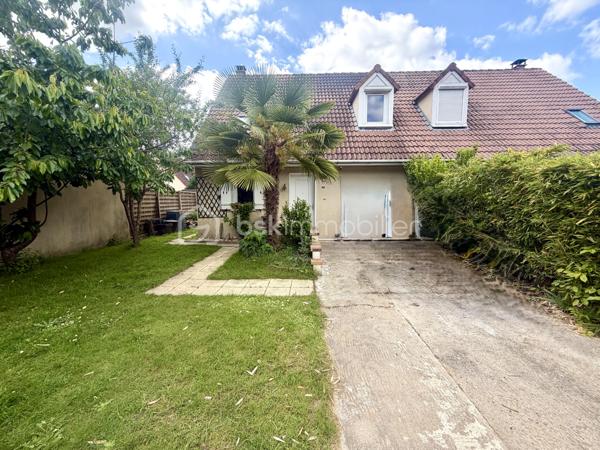 🏡 NOUVEAUTÉ À NANDY ✨

Dans un quartier résidentiel calme et recherché, découvrez cette charmante maison T5 de 77 m² habitables et 88 m² utiles, édifiée sur une parcelle de 267 m² 🌿

Au rez-de-chaussée :
✨ Une entrée 
✨ Un garage attenant
✨ Un WC séparé
✨ Une cuisine aménagée et équipée ouverte sur un séjour double lumineux avec accès direct à la terrasse et au jardin arrière ☀️🌳

À l’étage :
🛏️ Trois chambres
🛁 Une salle de bains
👗 Un dressing aménagé

✅ Terrain de 267 m²
✅ Secteur familial et agréable
✅ Proche des écoles, commodités et axes principaux

📍 Une maison fonctionnelle et chaleureuse, idéale pour accueillir votre famille et vos projets de vie.

📩 Contactez-moi dès maintenant pour plus d’informations ou organiser une visite !
Conseillère disponible 7 jours / 7

#Nandy #MaisonAVendre #Immobilier #SeineEtMarne #ProjetImmobilier #MaisonFamiliale #NouveautéImmobilièr
