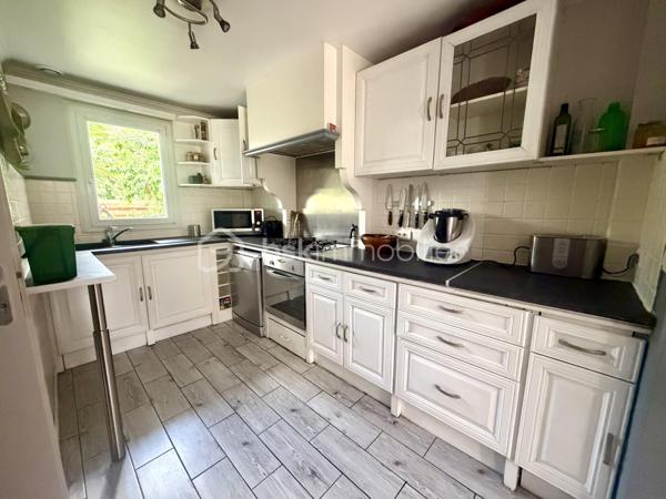🏡 NOUVEAUTÉ À NANDY ✨

Dans un quartier résidentiel calme et recherché, découvrez cette charmante maison T5 de 77 m² habitables et 88 m² utiles, édifiée sur une parcelle de 267 m² 🌿

Au rez-de-chaussée :
✨ Une entrée 
✨ Un garage attenant
✨ Un WC séparé
✨ Une cuisine aménagée et équipée ouverte sur un séjour double lumineux avec accès direct à la terrasse et au jardin arrière ☀️🌳

À l’étage :
🛏️ Trois chambres
🛁 Une salle de bains
👗 Un dressing aménagé

✅ Terrain de 267 m²
✅ Secteur familial et agréable
✅ Proche des écoles, commodités et axes principaux

📍 Une maison fonctionnelle et chaleureuse, idéale pour accueillir votre famille et vos projets de vie.

📩 Contactez-moi dès maintenant pour plus d’informations ou organiser une visite !
Conseillère disponible 7 jours / 7

#Nandy #MaisonAVendre #Immobilier #SeineEtMarne #ProjetImmobilier #MaisonFamiliale #NouveautéImmobilièr
