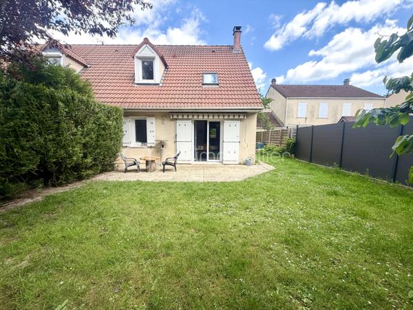 🏡 NOUVEAUTÉ À NANDY ✨

Dans un quartier résidentiel calme et recherché, découvrez cette charmante maison T5 de 77 m² habitables et 88 m² utiles, édifiée sur une parcelle de 267 m² 🌿

Au rez-de-chaussée :
✨ Une entrée 
✨ Un garage attenant
✨ Un WC séparé
✨ Une cuisine aménagée et équipée ouverte sur un séjour double lumineux avec accès direct à la terrasse et au jardin arrière ☀️🌳

À l’étage :
🛏️ Trois chambres
🛁 Une salle de bains
👗 Un dressing aménagé

✅ Terrain de 267 m²
✅ Secteur familial et agréable
✅ Proche des écoles, commodités et axes principaux

📍 Une maison fonctionnelle et chaleureuse, idéale pour accueillir votre famille et vos projets de vie.

📩 Contactez-moi dès maintenant pour plus d’informations ou organiser une visite !
Conseillère disponible 7 jours / 7

#Nandy #MaisonAVendre #Immobilier #SeineEtMarne #ProjetImmobilier #MaisonFamiliale #NouveautéImmobilièr