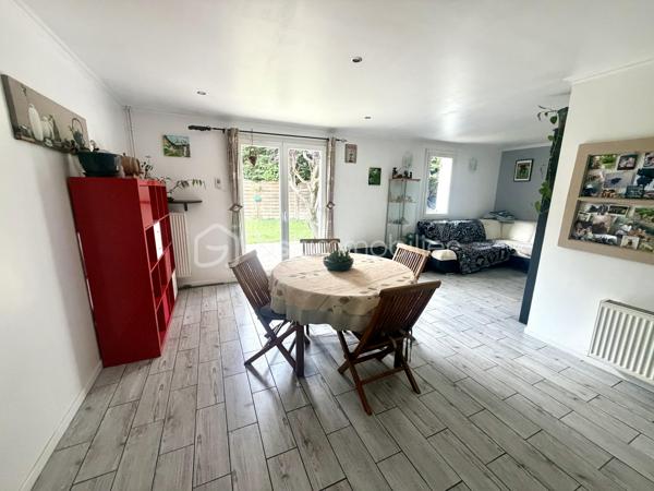 🏡 NOUVEAUTÉ À NANDY ✨

Dans un quartier résidentiel calme et recherché, découvrez cette charmante maison T5 de 77 m² habitables et 88 m² utiles, édifiée sur une parcelle de 267 m² 🌿

Au rez-de-chaussée :
✨ Une entrée 
✨ Un garage attenant
✨ Un WC séparé
✨ Une cuisine aménagée et équipée ouverte sur un séjour double lumineux avec accès direct à la terrasse et au jardin arrière ☀️🌳

À l’étage :
🛏️ Trois chambres
🛁 Une salle de bains
👗 Un dressing aménagé

✅ Terrain de 267 m²
✅ Secteur familial et agréable
✅ Proche des écoles, commodités et axes principaux

📍 Une maison fonctionnelle et chaleureuse, idéale pour accueillir votre famille et vos projets de vie.

📩 Contactez-moi dès maintenant pour plus d’informations ou organiser une visite !
Conseillère disponible 7 jours / 7

#Nandy #MaisonAVendre #Immobilier #SeineEtMarne #ProjetImmobilier #MaisonFamiliale #NouveautéImmobilièr