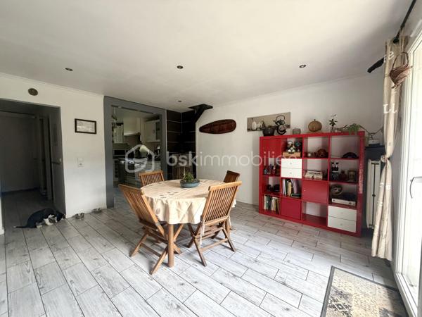 🏡 NOUVEAUTÉ À NANDY ✨

Dans un quartier résidentiel calme et recherché, découvrez cette charmante maison T5 de 77 m² habitables et 88 m² utiles, édifiée sur une parcelle de 267 m² 🌿

Au rez-de-chaussée :
✨ Une entrée 
✨ Un garage attenant
✨ Un WC séparé
✨ Une cuisine aménagée et équipée ouverte sur un séjour double lumineux avec accès direct à la terrasse et au jardin arrière ☀️🌳

À l’étage :
🛏️ Trois chambres
🛁 Une salle de bains
👗 Un dressing aménagé

✅ Terrain de 267 m²
✅ Secteur familial et agréable
✅ Proche des écoles, commodités et axes principaux

📍 Une maison fonctionnelle et chaleureuse, idéale pour accueillir votre famille et vos projets de vie.

📩 Contactez-moi dès maintenant pour plus d’informations ou organiser une visite !
Conseillère disponible 7 jours / 7

#Nandy #MaisonAVendre #Immobilier #SeineEtMarne #ProjetImmobilier #MaisonFamiliale #NouveautéImmobilièr