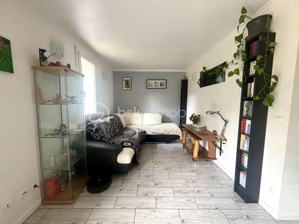 🏡 NOUVEAUTÉ À NANDY ✨

Dans un quartier résidentiel calme et recherché, découvrez cette charmante maison T5 de 77 m² habitables et 88 m² utiles, édifiée sur une parcelle de 267 m² 🌿

Au rez-de-chaussée :
✨ Une entrée 
✨ Un garage attenant
✨ Un WC séparé
✨ Une cuisine aménagée et équipée ouverte sur un séjour double lumineux avec accès direct à la terrasse et au jardin arrière ☀️🌳

À l’étage :
🛏️ Trois chambres
🛁 Une salle de bains
👗 Un dressing aménagé

✅ Terrain de 267 m²
✅ Secteur familial et agréable
✅ Proche des écoles, commodités et axes principaux

📍 Une maison fonctionnelle et chaleureuse, idéale pour accueillir votre famille et vos projets de vie.

📩 Contactez-moi dès maintenant pour plus d’informations ou organiser une visite !
Conseillère disponible 7 jours / 7

#Nandy #MaisonAVendre #Immobilier #SeineEtMarne #ProjetImmobilier #MaisonFamiliale #NouveautéImmobilièr