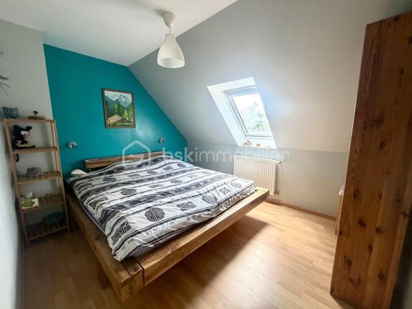 🏡 NOUVEAUTÉ À NANDY ✨

Dans un quartier résidentiel calme et recherché, découvrez cette charmante maison T5 de 77 m² habitables et 88 m² utiles, édifiée sur une parcelle de 267 m² 🌿

Au rez-de-chaussée :
✨ Une entrée 
✨ Un garage attenant
✨ Un WC séparé
✨ Une cuisine aménagée et équipée ouverte sur un séjour double lumineux avec accès direct à la terrasse et au jardin arrière ☀️🌳

À l’étage :
🛏️ Trois chambres
🛁 Une salle de bains
👗 Un dressing aménagé

✅ Terrain de 267 m²
✅ Secteur familial et agréable
✅ Proche des écoles, commodités et axes principaux

📍 Une maison fonctionnelle et chaleureuse, idéale pour accueillir votre famille et vos projets de vie.

📩 Contactez-moi dès maintenant pour plus d’informations ou organiser une visite !
Conseillère disponible 7 jours / 7

#Nandy #MaisonAVendre #Immobilier #SeineEtMarne #ProjetImmobilier #MaisonFamiliale #NouveautéImmobilièr