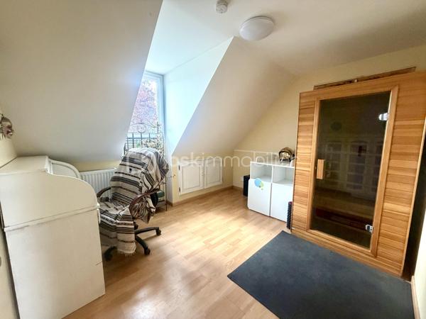 🏡 NOUVEAUTÉ À NANDY ✨

Dans un quartier résidentiel calme et recherché, découvrez cette charmante maison T5 de 77 m² habitables et 88 m² utiles, édifiée sur une parcelle de 267 m² 🌿

Au rez-de-chaussée :
✨ Une entrée 
✨ Un garage attenant
✨ Un WC séparé
✨ Une cuisine aménagée et équipée ouverte sur un séjour double lumineux avec accès direct à la terrasse et au jardin arrière ☀️🌳

À l’étage :
🛏️ Trois chambres
🛁 Une salle de bains
👗 Un dressing aménagé

✅ Terrain de 267 m²
✅ Secteur familial et agréable
✅ Proche des écoles, commodités et axes principaux

📍 Une maison fonctionnelle et chaleureuse, idéale pour accueillir votre famille et vos projets de vie.

📩 Contactez-moi dès maintenant pour plus d’informations ou organiser une visite !
Conseillère disponible 7 jours / 7

#Nandy #MaisonAVendre #Immobilier #SeineEtMarne #ProjetImmobilier #MaisonFamiliale #NouveautéImmobilièr