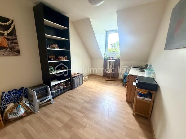 🏡 NOUVEAUTÉ À NANDY ✨

Dans un quartier résidentiel calme et recherché, découvrez cette charmante maison T5 de 77 m² habitables et 88 m² utiles, édifiée sur une parcelle de 267 m² 🌿

Au rez-de-chaussée :
✨ Une entrée 
✨ Un garage attenant
✨ Un WC séparé
✨ Une cuisine aménagée et équipée ouverte sur un séjour double lumineux avec accès direct à la terrasse et au jardin arrière ☀️🌳

À l’étage :
🛏️ Trois chambres
🛁 Une salle de bains
👗 Un dressing aménagé

✅ Terrain de 267 m²
✅ Secteur familial et agréable
✅ Proche des écoles, commodités et axes principaux

📍 Une maison fonctionnelle et chaleureuse, idéale pour accueillir votre famille et vos projets de vie.

📩 Contactez-moi dès maintenant pour plus d’informations ou organiser une visite !
Conseillère disponible 7 jours / 7

#Nandy #MaisonAVendre #Immobilier #SeineEtMarne #ProjetImmobilier #MaisonFamiliale #NouveautéImmobilièr