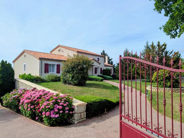 Superbe maison contemporaine de 5 chambres avec piscine et 2 garages