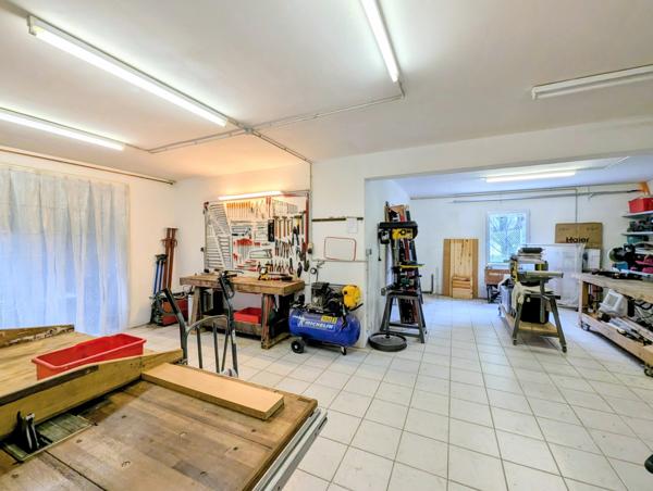 Superbe maison contemporaine de 5 chambres avec piscine et 2 garages