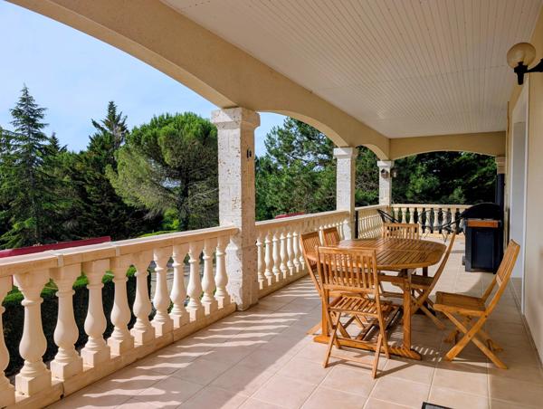 Superbe maison contemporaine de 5 chambres avec piscine et 2 garages