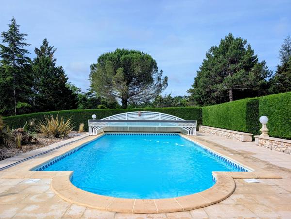 Superbe maison contemporaine de 5 chambres avec piscine et 2 garages