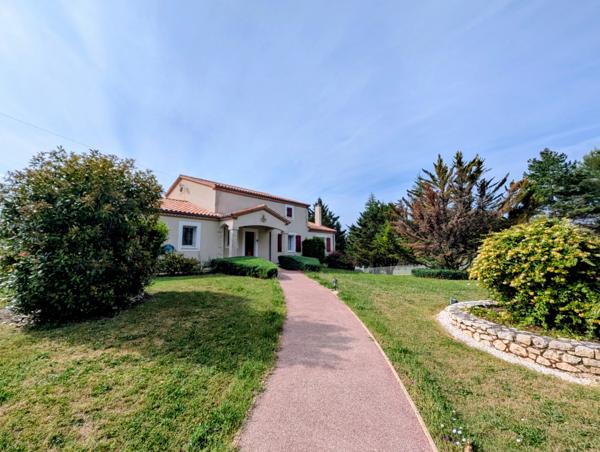 Superbe maison contemporaine de 5 chambres avec piscine et 2 garages