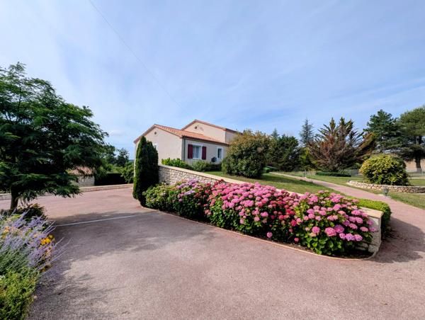 Superbe maison contemporaine de 5 chambres avec piscine et 2 garages