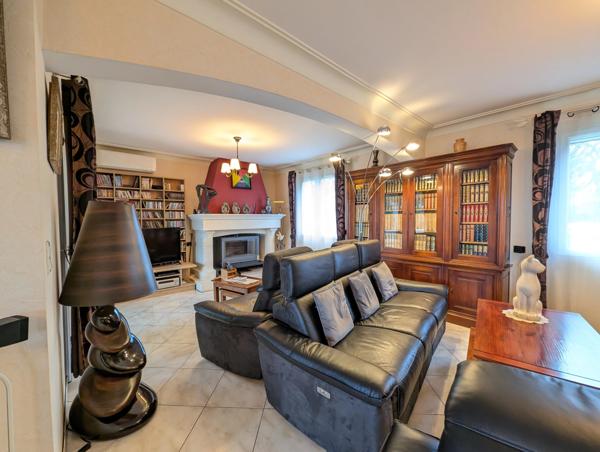 Superbe maison contemporaine de 5 chambres avec piscine et 2 garages