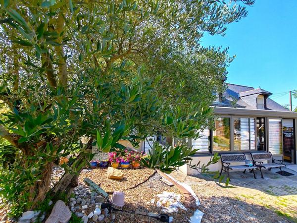 Maison de charme 3 chambres, avec magnifique jardin et son bassin d'agrément ! Vie de plain-pied possible.