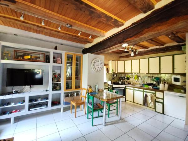 Maison de charme 3 chambres, avec magnifique jardin et son bassin d'agrément ! Vie de plain-pied possible.