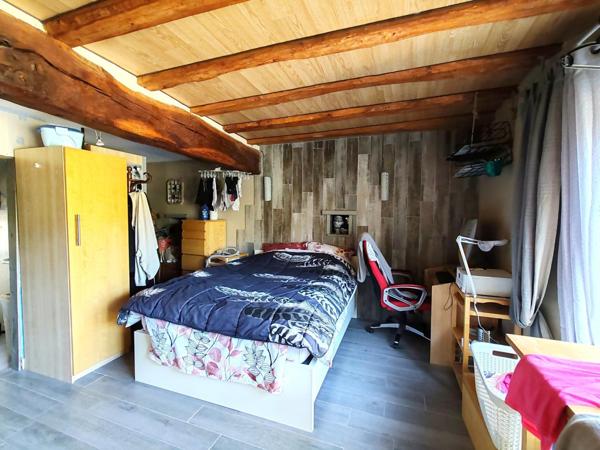 Maison de charme 3 chambres, avec magnifique jardin et son bassin d'agrément ! Vie de plain-pied possible.