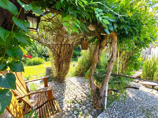 Maison de charme 3 chambres, avec magnifique jardin et son bassin d'agrément ! Vie de plain-pied possible.