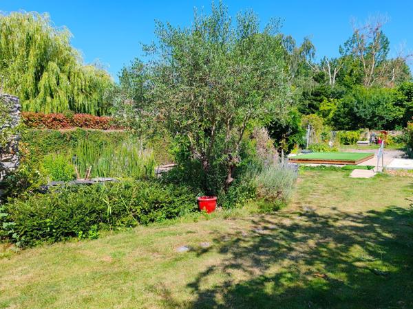 Maison de charme 3 chambres, avec magnifique jardin et son bassin d'agrément ! Vie de plain-pied possible.