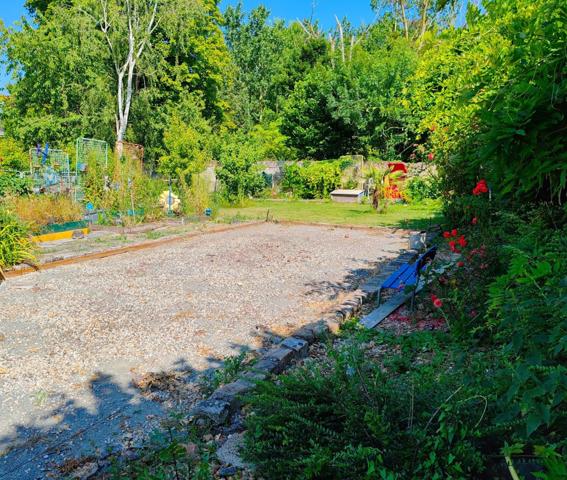 Maison de charme 3 chambres, avec magnifique jardin et son bassin d'agrément ! Vie de plain-pied possible.