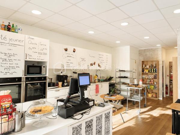 À saisir : cession de bail d’un magnifique local commercial bénéficiant d’un emplacement privilégié sur une rue piétonne très fréquentée au cœur de Levallois.

Les atouts du local :

* 57 m² de plain-pied, facilement aménageables
* Belle façade de 6 mètres linéaires offrant une excellente visibilité
* Grande terrasse privative de plus de 30 m², véritable atout commercial
* Climatisation réversible
* Faibles charges d’exploitation
* Loyer attractif : 22 000 € HT HC/an

Actuellement exploité en coffee shop, le local se prête parfaitement à de nombreux projets professionnels.

 Idéal pour :

* Traiteur 
* Cabinet médical ou paramédical
* Bureaux et professions libérales
* Agence, showroom, concept store
* Activités de services ou restauration froide
* Onglerie / coiffure / esthétique 
* YOGA


Secteur recherché, environnement commerçant, résidentiel et à fort pouvoir d’achat CSP+.