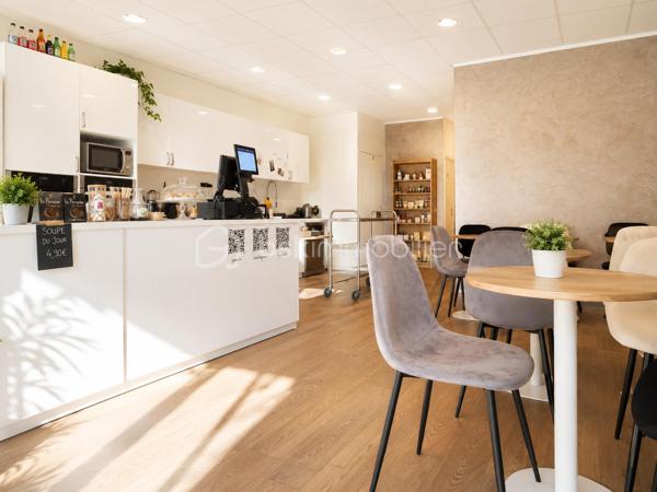 À saisir : cession de bail d’un magnifique local commercial bénéficiant d’un emplacement privilégié sur une rue piétonne très fréquentée au cœur de Levallois.

Les atouts du local :

* 57 m² de plain-pied, facilement aménageables
* Belle façade de 6 mètres linéaires offrant une excellente visibilité
* Grande terrasse privative de plus de 30 m², véritable atout commercial
* Climatisation réversible
* Faibles charges d’exploitation
* Loyer attractif : 22 000 € HT HC/an

Actuellement exploité en coffee shop, le local se prête parfaitement à de nombreux projets professionnels.

 Idéal pour :

* Traiteur 
* Cabinet médical ou paramédical
* Bureaux et professions libérales
* Agence, showroom, concept store
* Activités de services ou restauration froide
* Onglerie / coiffure / esthétique 
* YOGA


Secteur recherché, environnement commerçant, résidentiel et à fort pouvoir d’achat CSP+.