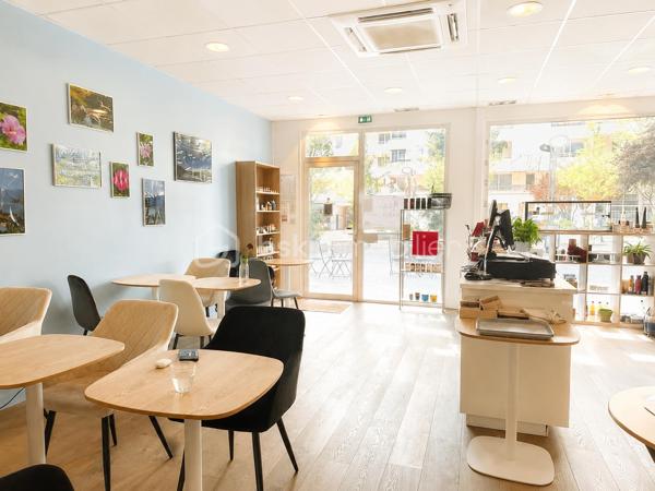 À saisir : cession de bail d’un magnifique local commercial bénéficiant d’un emplacement privilégié sur une rue piétonne très fréquentée au cœur de Levallois.

Les atouts du local :

* 57 m² de plain-pied, facilement aménageables
* Belle façade de 6 mètres linéaires offrant une excellente visibilité
* Grande terrasse privative de plus de 30 m², véritable atout commercial
* Climatisation réversible
* Faibles charges d’exploitation
* Loyer attractif : 22 000 € HT HC/an

Actuellement exploité en coffee shop, le local se prête parfaitement à de nombreux projets professionnels.

 Idéal pour :

* Traiteur 
* Cabinet médical ou paramédical
* Bureaux et professions libérales
* Agence, showroom, concept store
* Activités de services ou restauration froide
* Onglerie / coiffure / esthétique 
* YOGA


Secteur recherché, environnement commerçant, résidentiel et à fort pouvoir d’achat CSP+.