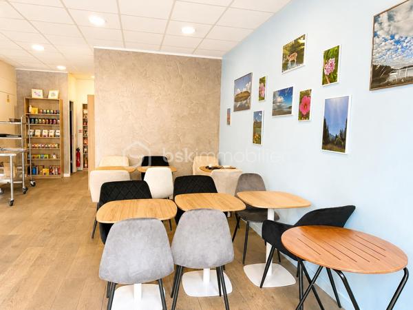 À saisir : cession de bail d’un magnifique local commercial bénéficiant d’un emplacement privilégié sur une rue piétonne très fréquentée au cœur de Levallois.

Les atouts du local :

* 57 m² de plain-pied, facilement aménageables
* Belle façade de 6 mètres linéaires offrant une excellente visibilité
* Grande terrasse privative de plus de 30 m², véritable atout commercial
* Climatisation réversible
* Faibles charges d’exploitation
* Loyer attractif : 22 000 € HT HC/an

Actuellement exploité en coffee shop, le local se prête parfaitement à de nombreux projets professionnels.

 Idéal pour :

* Traiteur 
* Cabinet médical ou paramédical
* Bureaux et professions libérales
* Agence, showroom, concept store
* Activités de services ou restauration froide
* Onglerie / coiffure / esthétique 
* YOGA


Secteur recherché, environnement commerçant, résidentiel et à fort pouvoir d’achat CSP+.