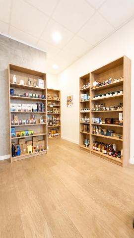 À saisir : cession de bail d’un magnifique local commercial bénéficiant d’un emplacement privilégié sur une rue piétonne très fréquentée au cœur de Levallois.

Les atouts du local :

* 57 m² de plain-pied, facilement aménageables
* Belle façade de 6 mètres linéaires offrant une excellente visibilité
* Grande terrasse privative de plus de 30 m², véritable atout commercial
* Climatisation réversible
* Faibles charges d’exploitation
* Loyer attractif : 22 000 € HT HC/an

Actuellement exploité en coffee shop, le local se prête parfaitement à de nombreux projets professionnels.

 Idéal pour :

* Traiteur 
* Cabinet médical ou paramédical
* Bureaux et professions libérales
* Agence, showroom, concept store
* Activités de services ou restauration froide
* Onglerie / coiffure / esthétique 
* YOGA


Secteur recherché, environnement commerçant, résidentiel et à fort pouvoir d’achat CSP+.